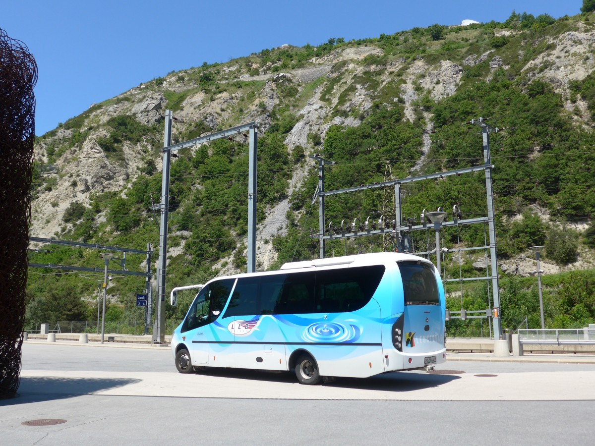 (161'147) - LLB Susten - Nr. 14/VS 38'014 - Mercedes/UNVI am 27. Mai 2015 beim Bahnhof Leuk