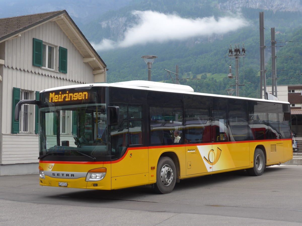 (162'002) - Flck, Brienz - Nr. 2/BE 435'742 - Setra am 8. Juni 2015 beim Bahnhof Meiringen