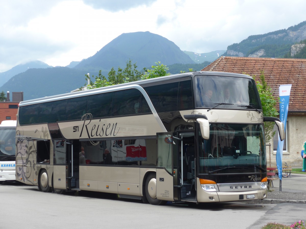 (162'400) - STI Thun - Nr. 42/BE 120'042 - Setra am 20. Juni 2015 beim Bahnhof Meiringen