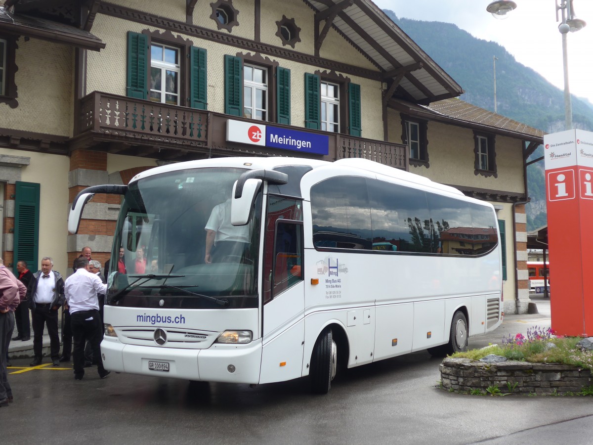 (162'409) - Ming, Sils-Maria - GR 100'894 - Mercedes am 20. Juni 2015 beim Bahnhof Meiringen