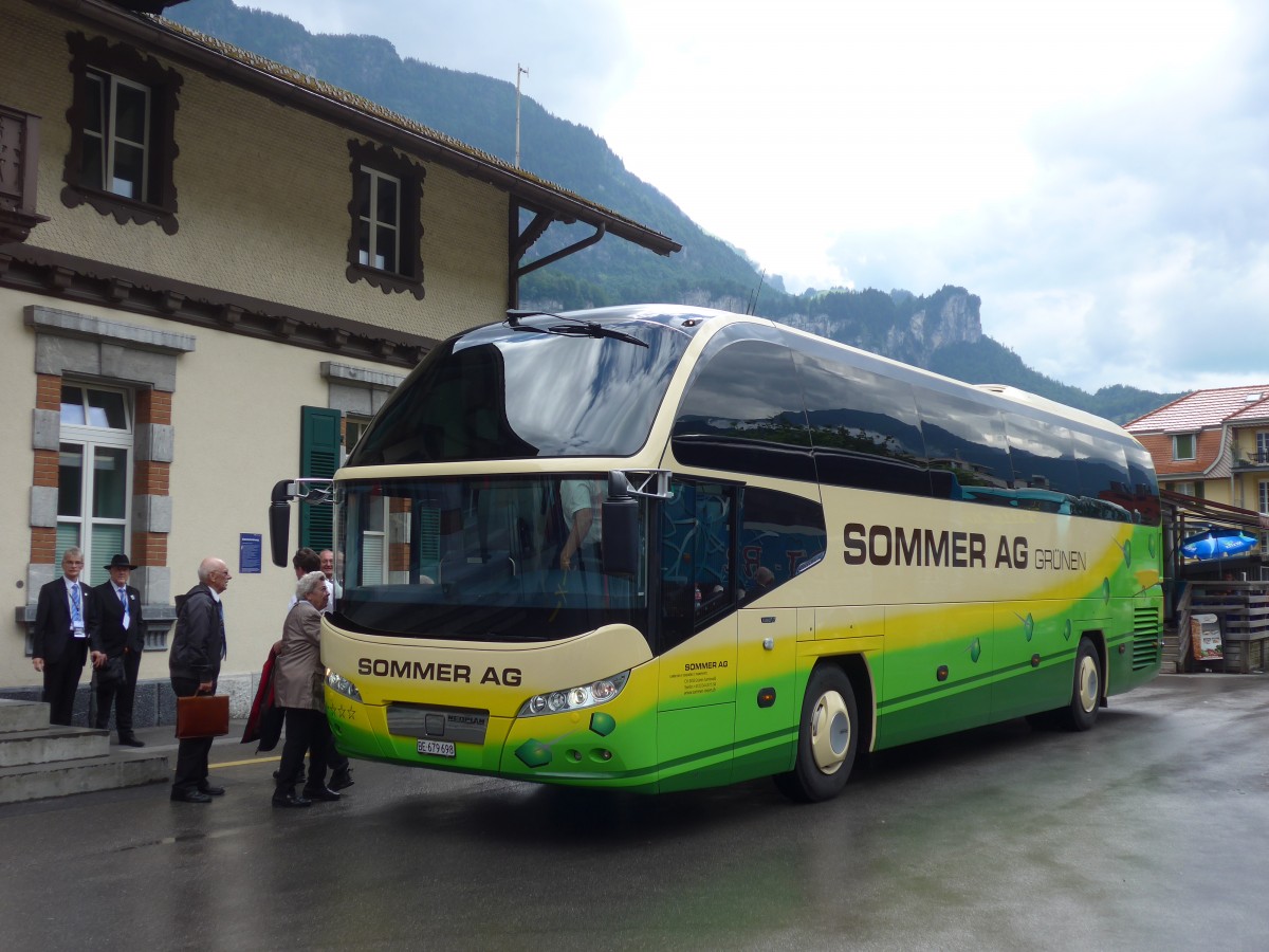 (162'410) - Sommer, Grnen - BE 679'698 - Neoplan am 20. Juni 2015 beim Bahnhof Meiringen