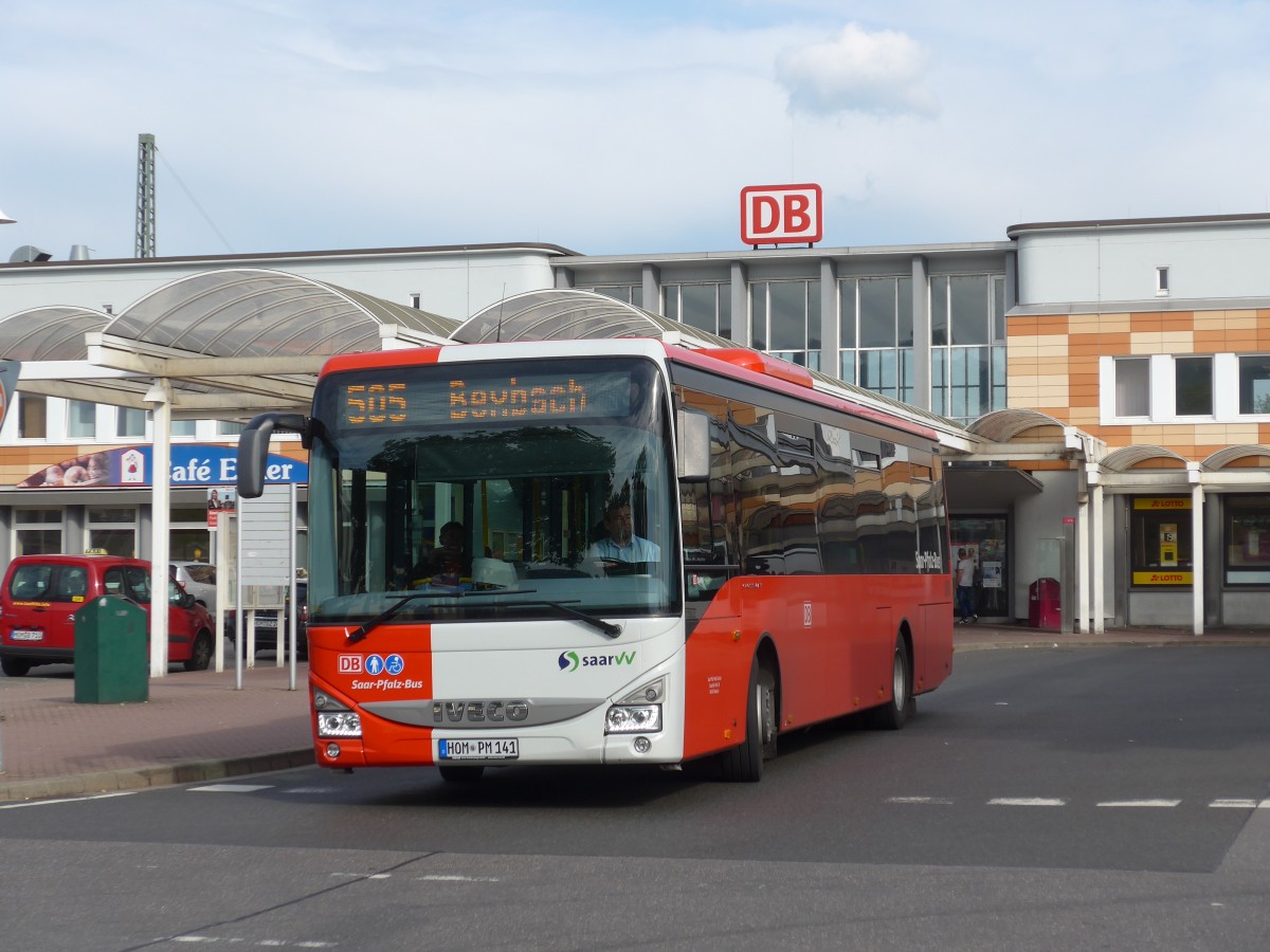 (162'572) - Saar-Pfalz-Mobil, Bexbach - HOM-PM 141 - Iveco am 25. Juni 2015 beim Bahnhof Homburg