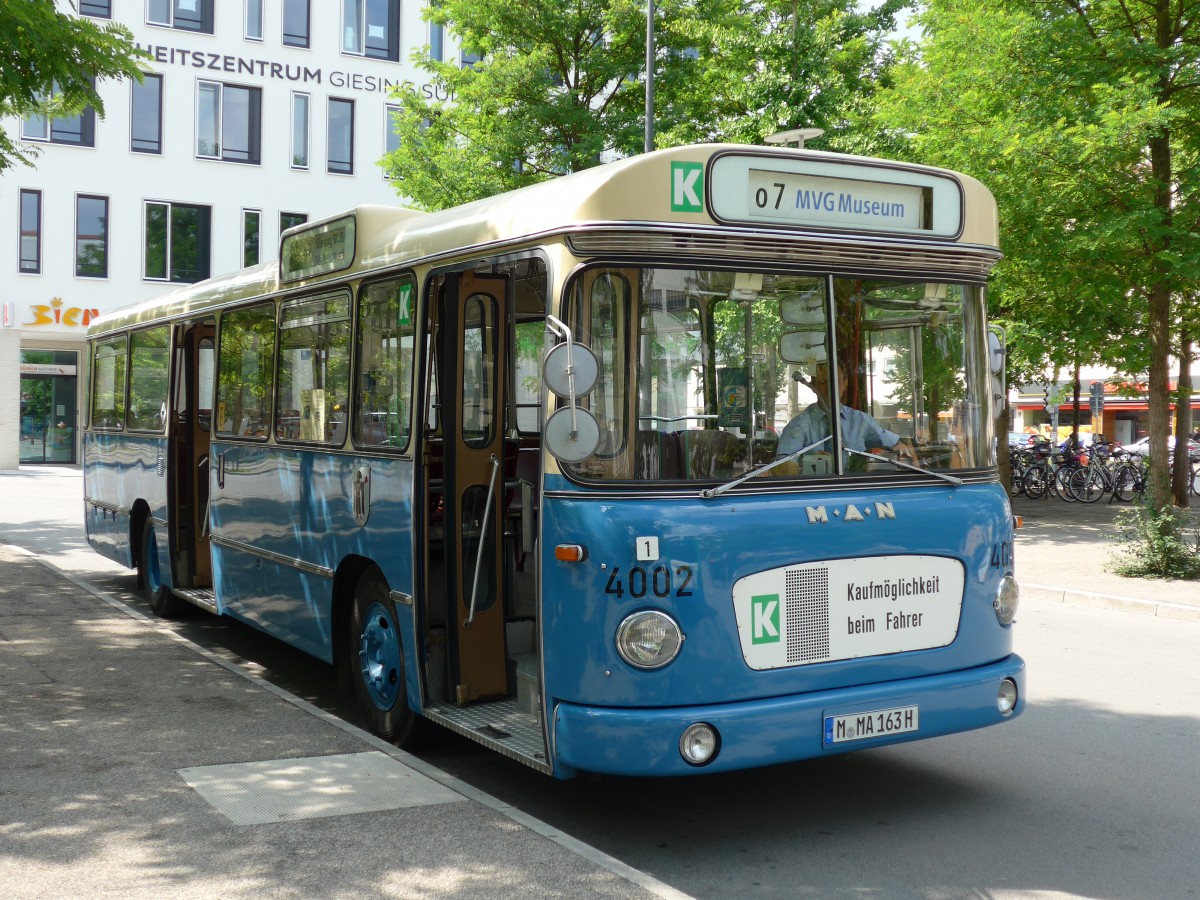 (162'794) - MVG Mnchen (OCM) - Nr. 4002/M-MA 163H - MAN am 28. Juni 2015 in Mnchen, Bahnhof Giesing