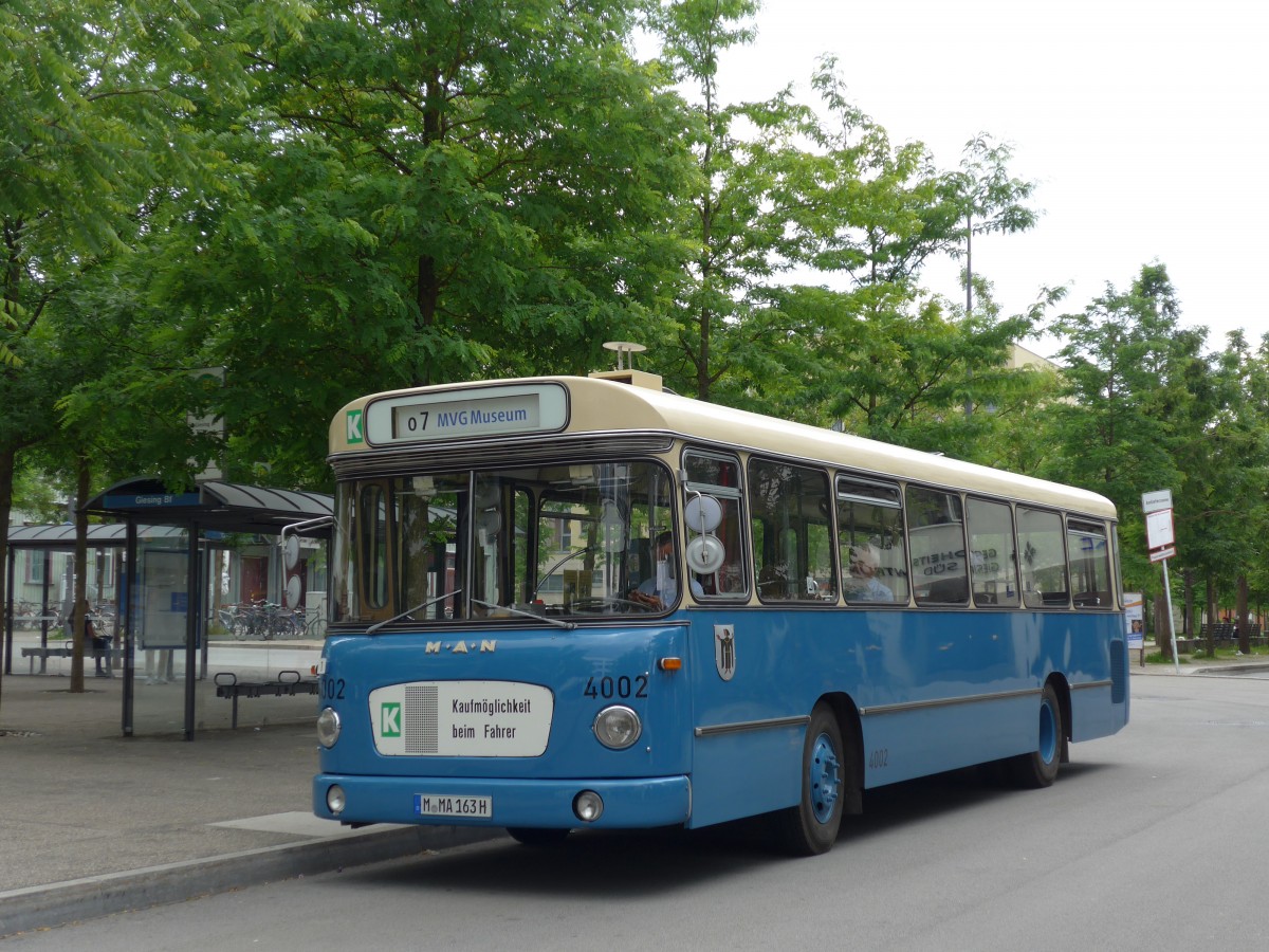 (162'847) - MVG Mnchen (OCM) - Nr. 4002/M-MA 163H - MAN am 28. Juni 2015 in Mnchen, Bahnhof Giesing