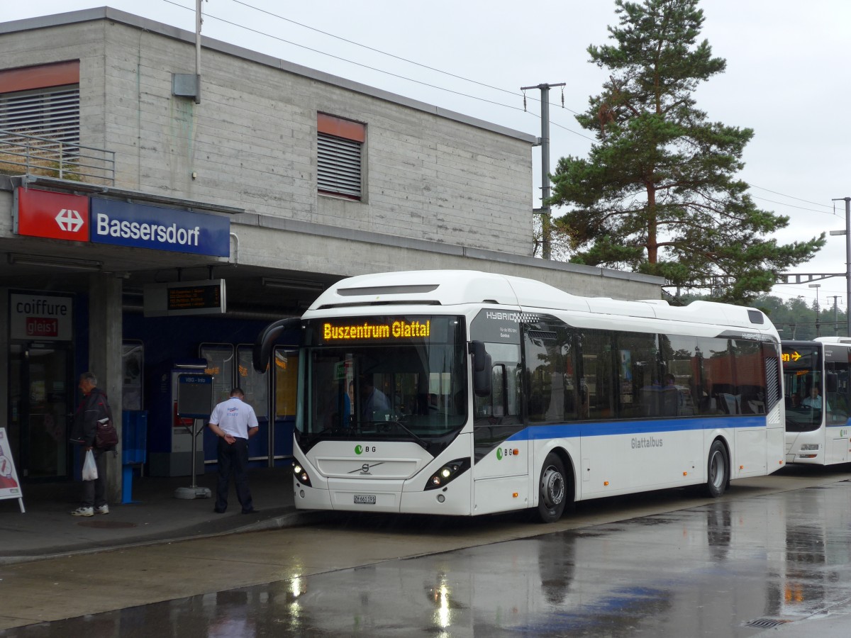 (163'432) - Welti-Furrer, Bassersdorf - Nr. 91/ZH 661'191 - Volvo am 15. August 2015 beim Bahnhof Bassersdorf