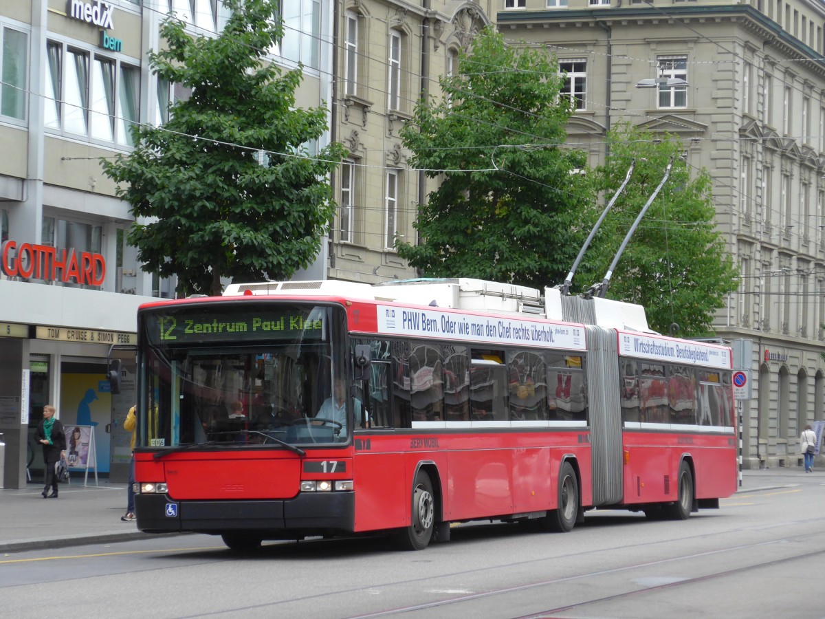 (163'465) - Bernmobil, Bern - Nr. 17 - NAW/Hess Gelenktrolleybus am 15. August 2015 beim Bahnhof Bern