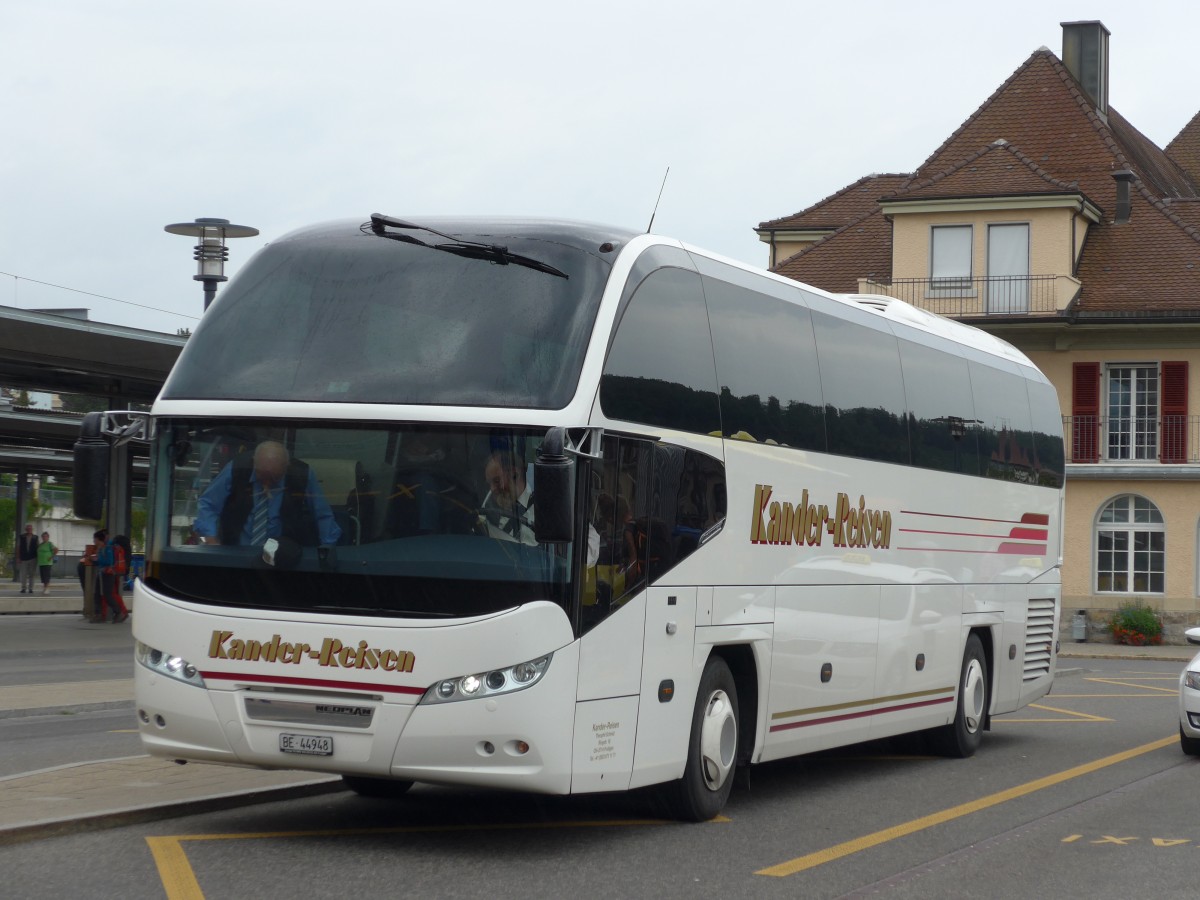 (163'849) - Kander-Reisen, Frutigen - Nr. 2/BE 44'948 - Neoplan am 23. August 2015 beim Bahnhof Spiez