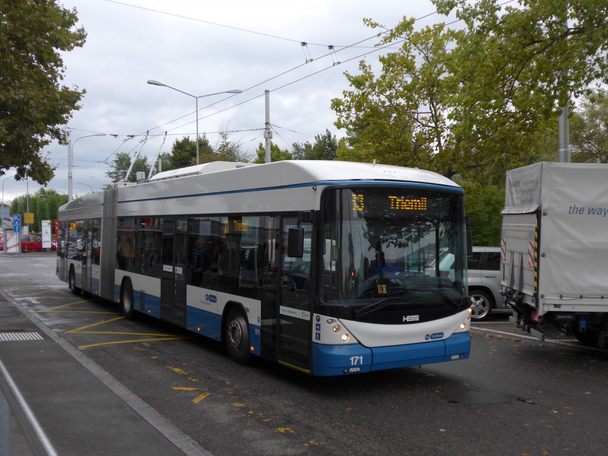 (164'956) - VBZ Zrich - Nr. 171 - Hess/Hess Gelenktrolleybus am 17. September 2015 beim Bahnhof Zrich-Tiefenbrunnen