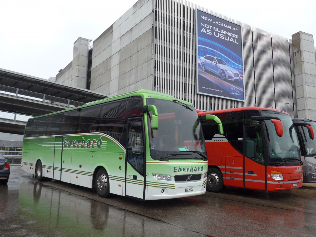 (165'016) - Eberhard, Altendorf - Nr. 4/SZ 29'271 - Volvo am 17. September 2015 in Zrich, Flughafen