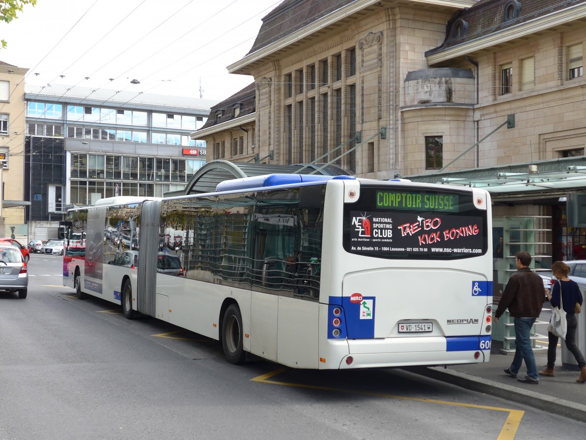 (165'174) - TL Lausanne - Nr. 606/VD 1541 - Neoplan am 18. September 2015 beim Bahnhof Lausanne