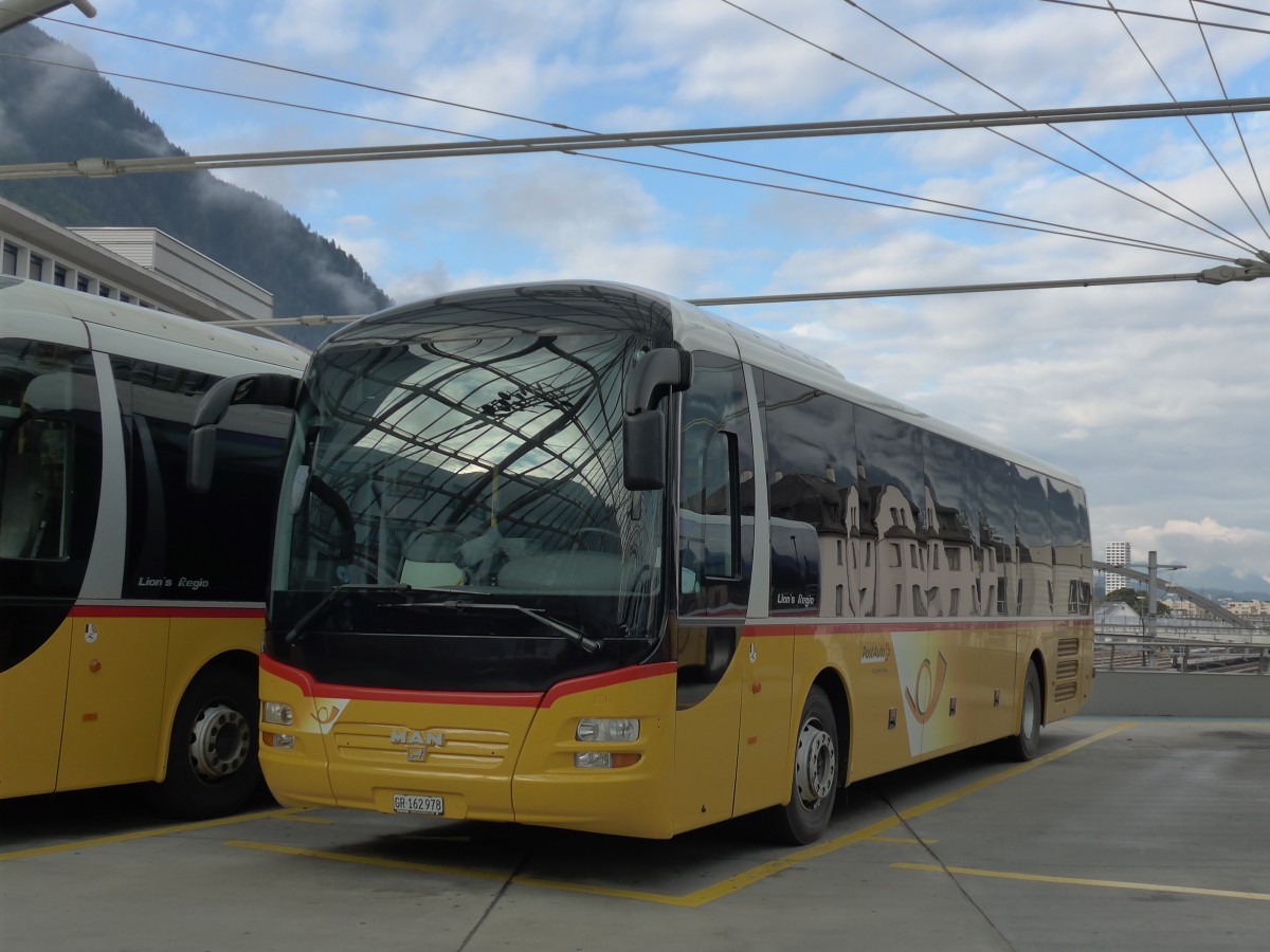 (165'187) - PostAuto Graubnden - GR 162'978 - MAN am 19. September 2015 in Chur, Postautostation