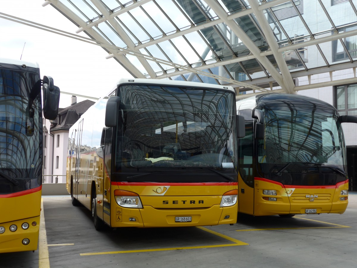 (165'440) - PostAuto Graubnden - GR 168'603 - Setra am 19. September 2015 in Chur, Postautostation