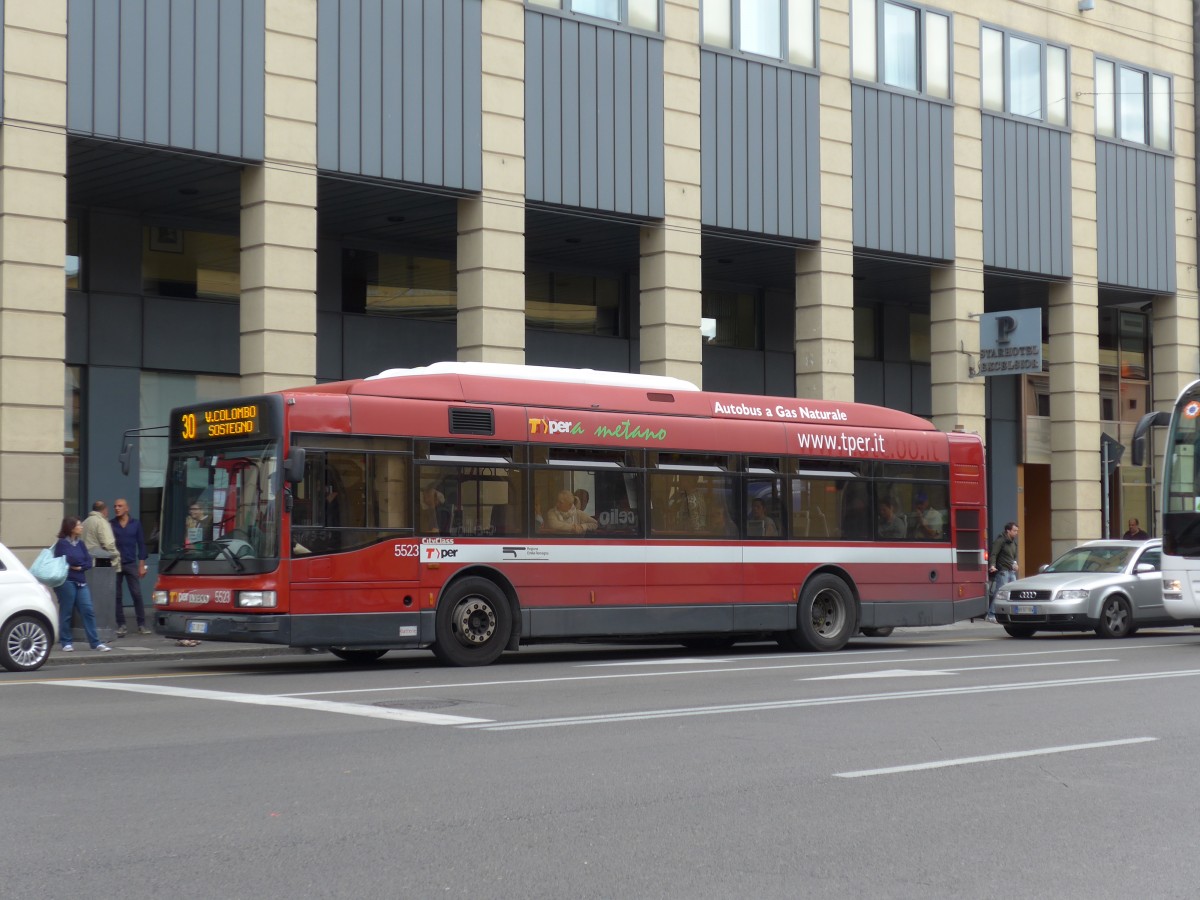 (165'527) - TPER Bologna - Nr. 5523 - Iveco am 23. September 2015 beim Bahnhof Bologna Centrale