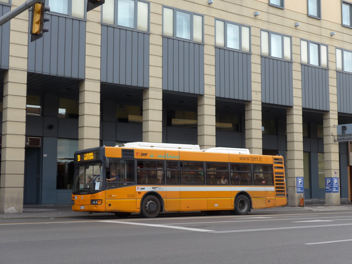 (165'536) - TPER Bologna - Nr. 5576 - BredaMenarinibus am 23. September 2015 beim Bahnhof Bologna Centrale