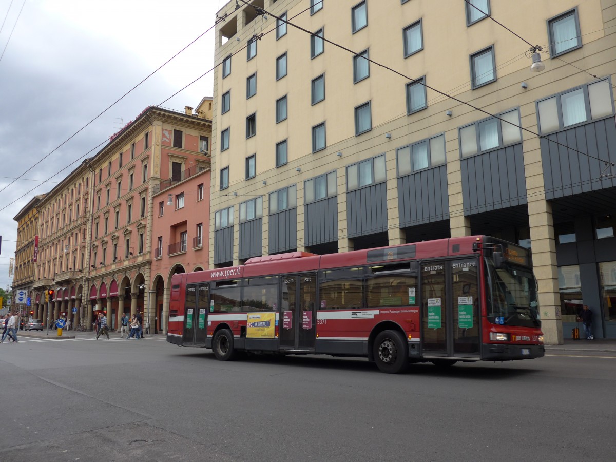 (165'545) - TPER Bologna - Nr. 5371 - Iveco am 23. September 2015 beim Bahnhof Bologna Centrale