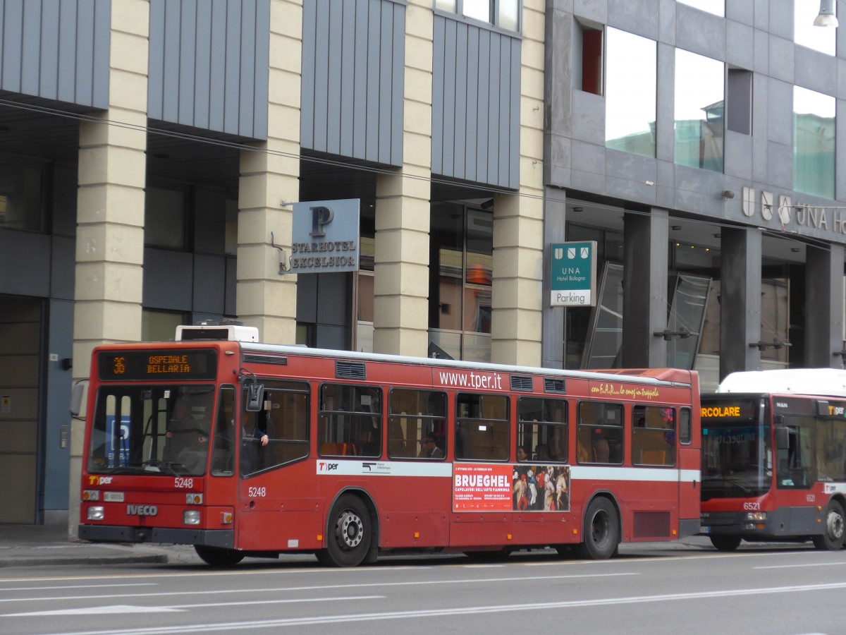 (165'568) - TPER Bologna - Nr. 5248/BO 960'094 - Iveco am 23. September 2015 beim Bahnhof Bologna Centrale