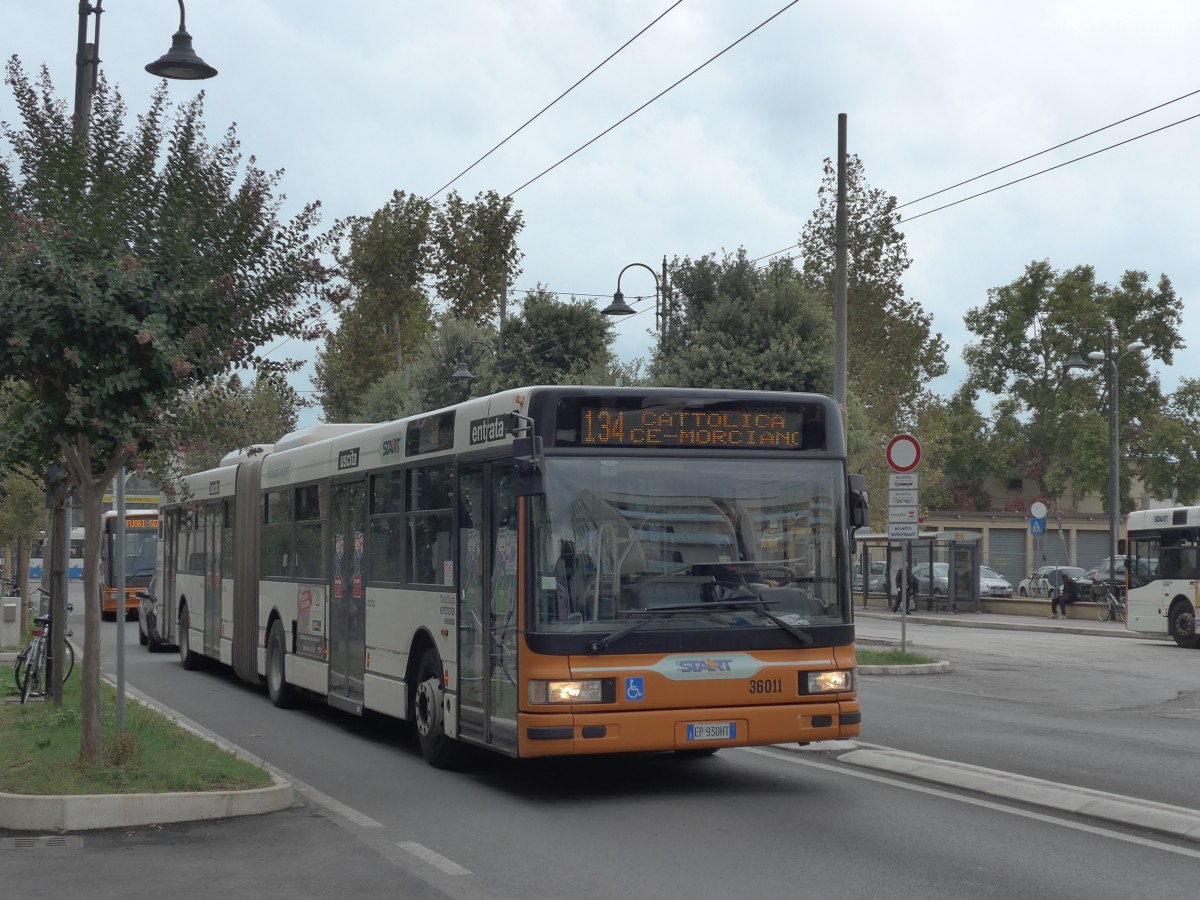 (165'759) - START Cesena - Nr. 36'011/EP-930 HT - Irisbus am 25. September 2015 beim Bahnhof Rimini