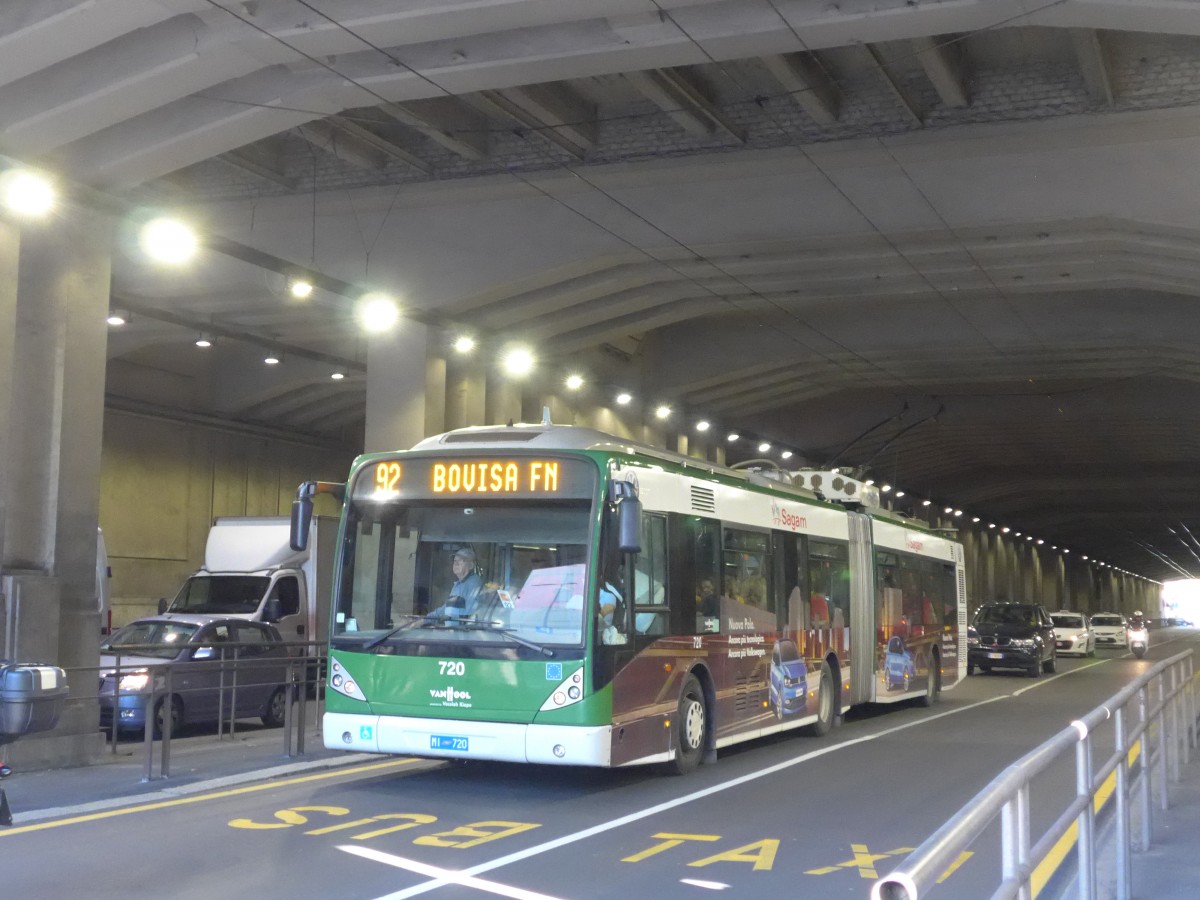 (165'821) - ATM Milano - Nr. 720/MI 720 - Van Hool Gelenktrolleybus am 25. September 2015 beim Bahnhof Milano Centrale