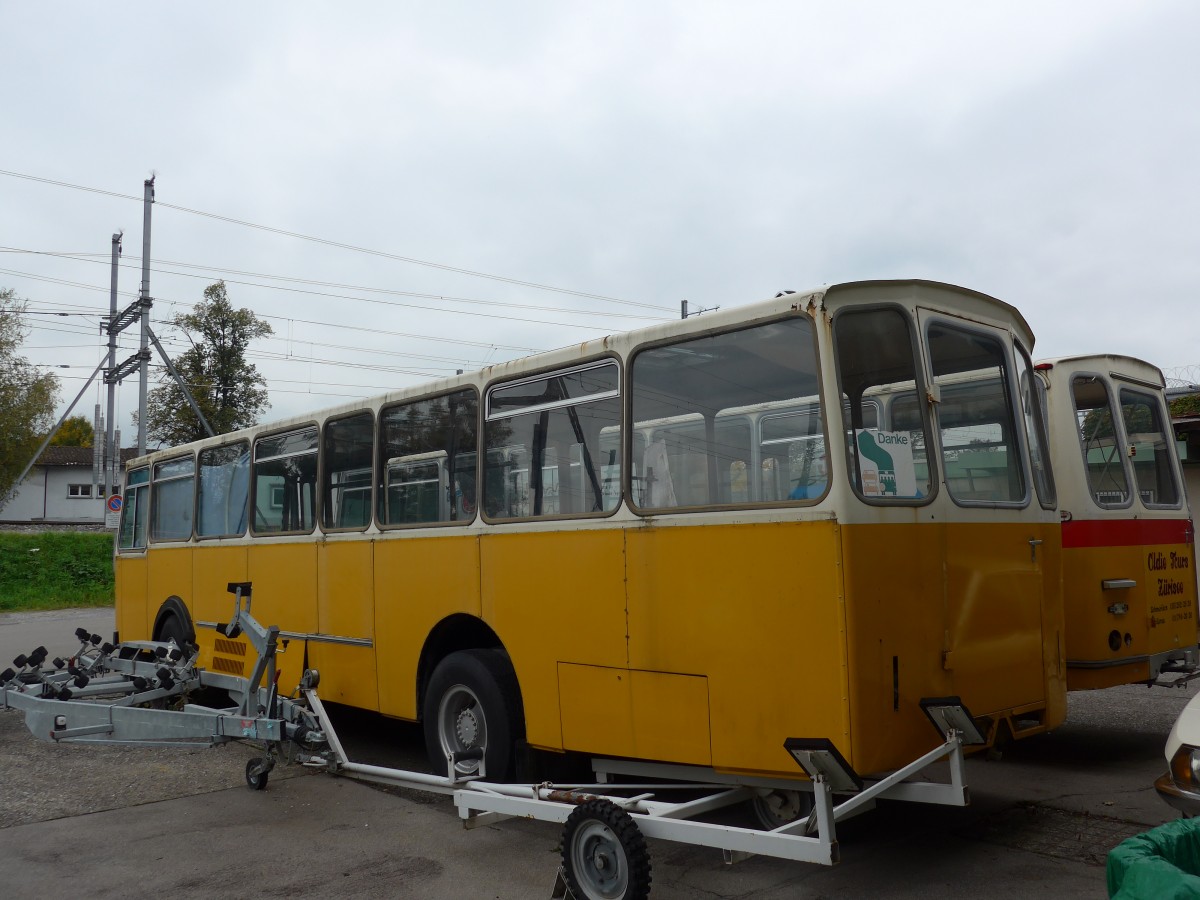 (166'178) - Oldie-Tours Zrisee, Wollerau - Nr. 16 - Saurer/R&J am 10. Oktober 2015 in Uznach, Garage