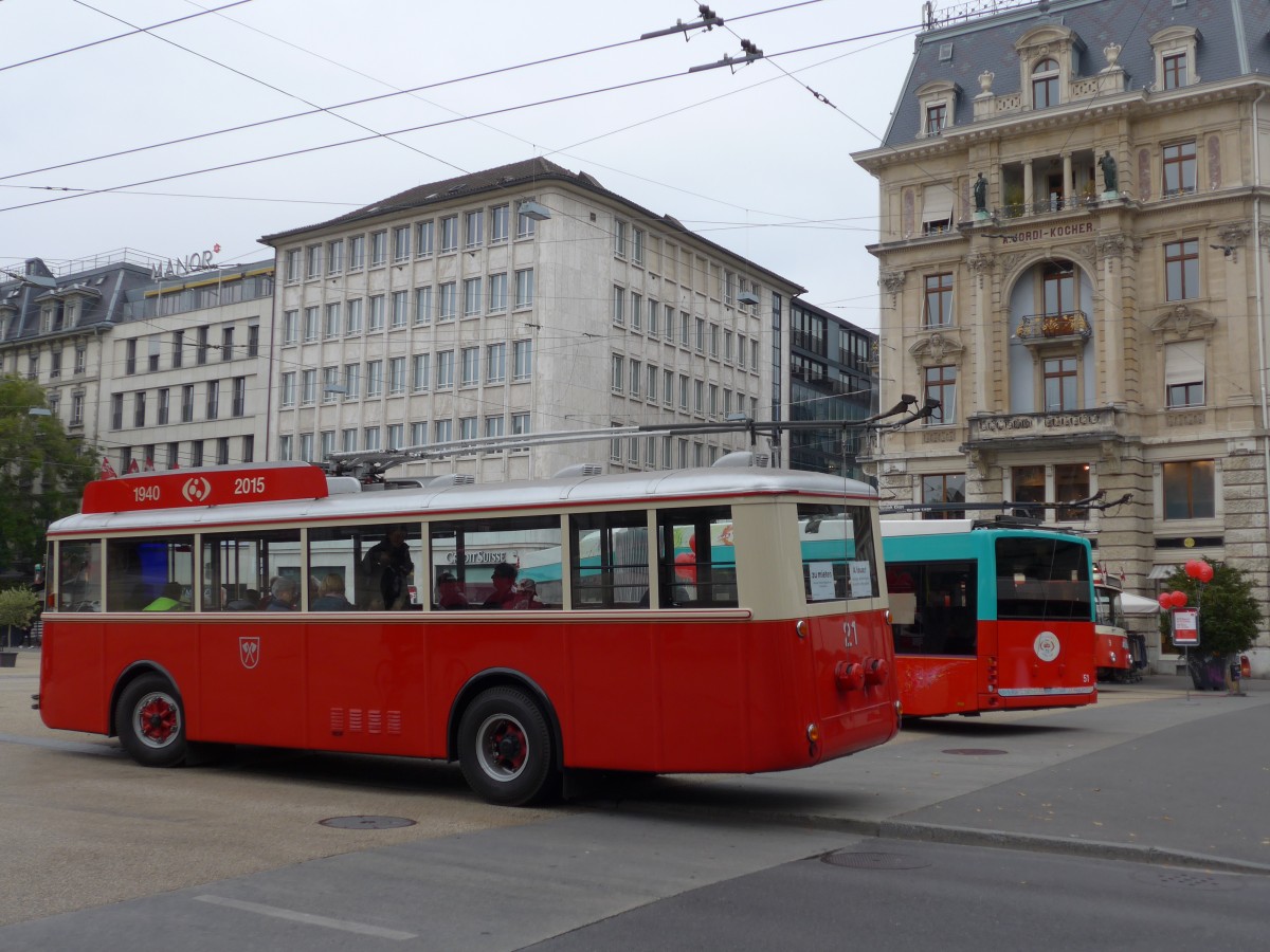 (166'316) - VB Biel - Nr. 21 - Berna/Hess Trolleybus am 24. Oktober 2015 in Biel, Zentralplatz