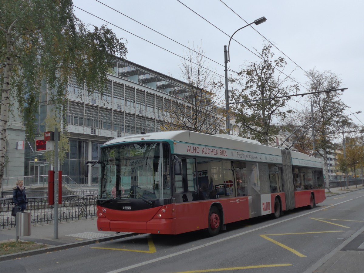 (166'382) - VB Biel - Nr. 52 - Hess/Hess Gelenktrolleybus am 24. Oktober 2015 in Biel, Zentralplatz
