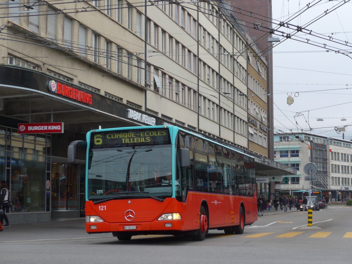 (166'402) - VB Biel - Nr. 121/BE 560'121 - Mercedes am 24. Oktober 2015 beim Bahnhof Biel