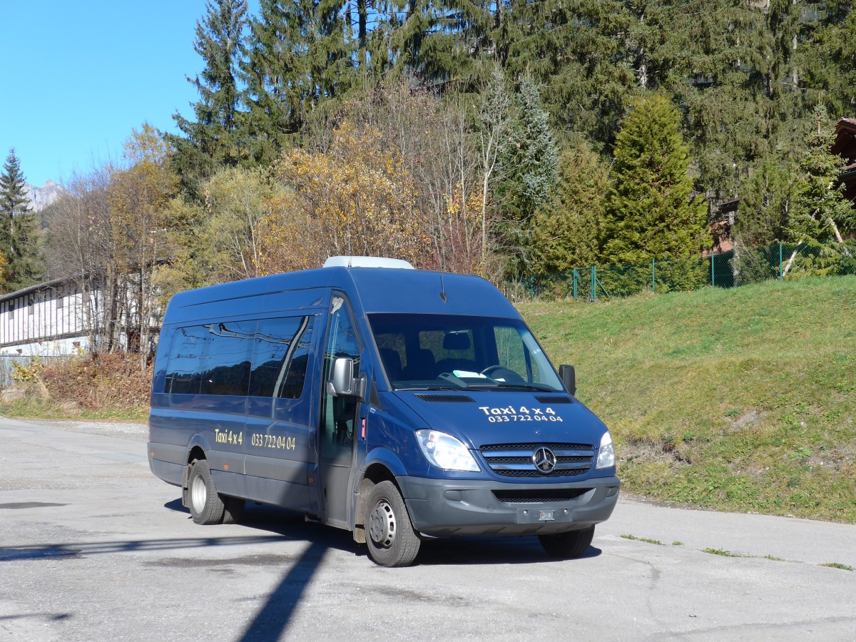 (166'513) - Ueltschi, Zweisimmen - Mercedes am 1. November 2015 beim Bahnhof Lenk