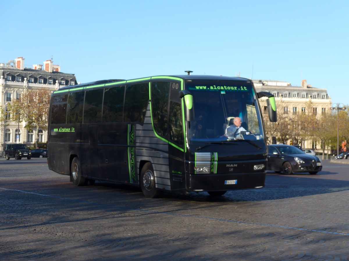 (166'681) - Aus Italien: Alcatour, Pontecorvo - FA-757 DK - MAN am 15. November 2015 in Paris, Arc de Triomphe