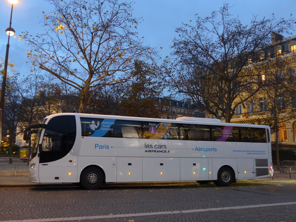 (167'030) - Air France, Le Mesnil Amelot - Nr. 158'002/DS 300 RM - Scania am 16. November 2015 in Paris, Arc de Triomphe