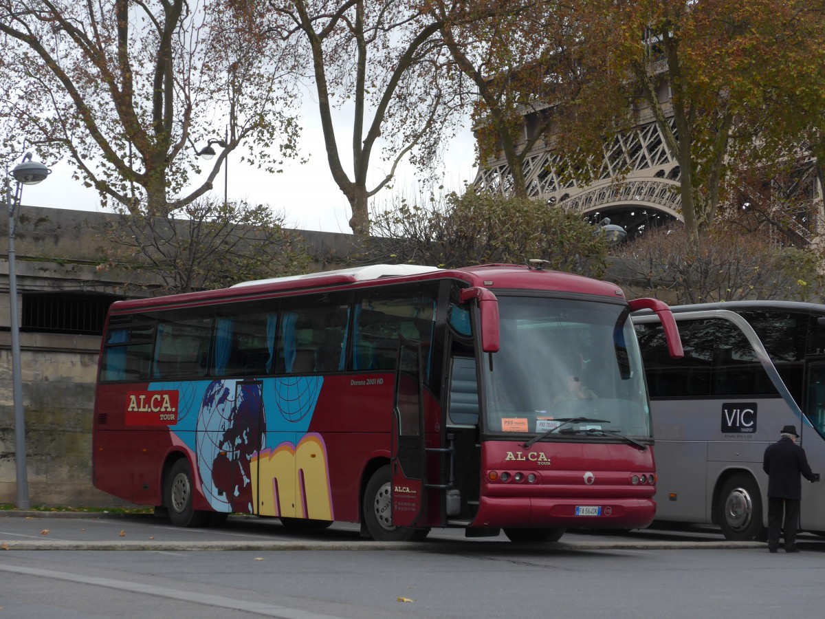 (167'185) - Aus Italien: Alcatour, Pontecorvo - Nr. 112/FA-564 DK - Irisbus am 17. November 2015 in Paris, Tour Eiffel