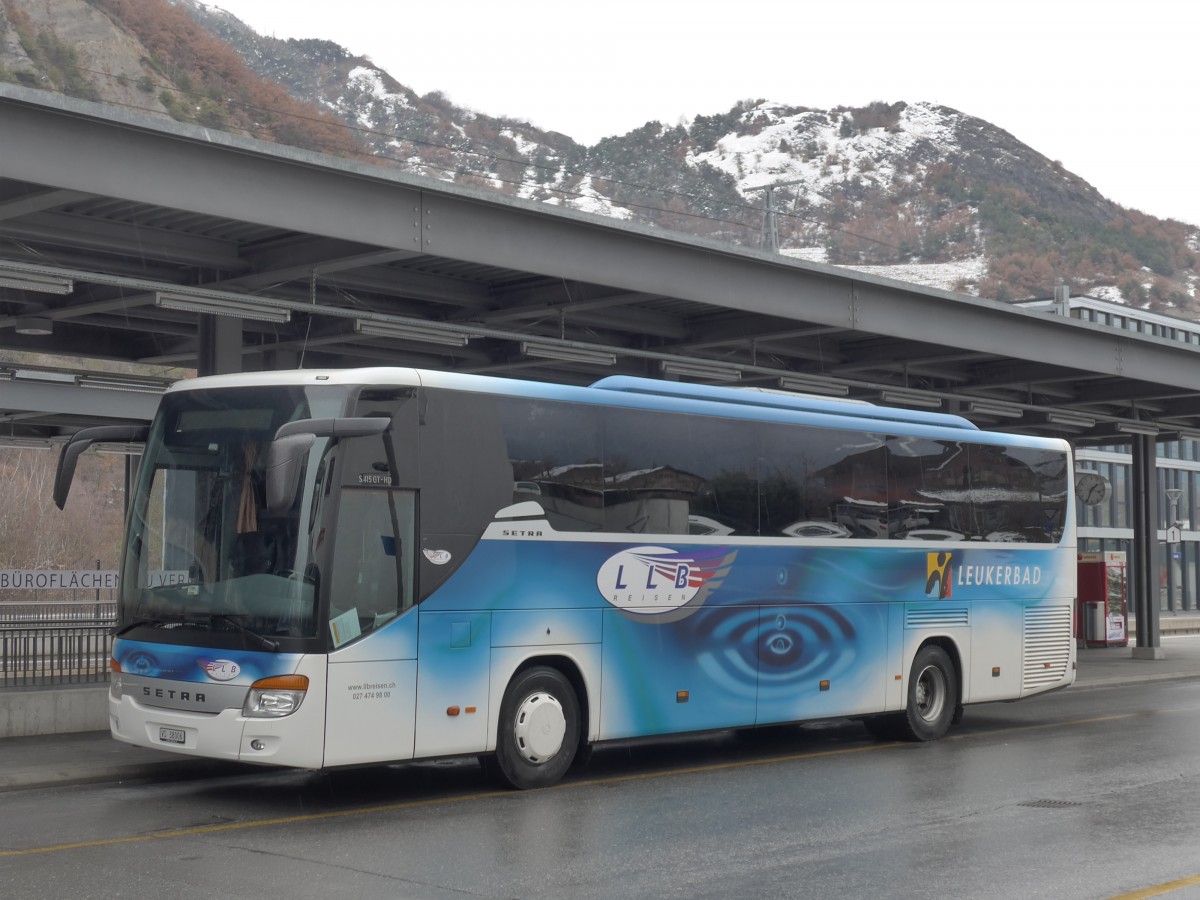 (167'573) - LLB Susten - Nr. 6/VS 38'006 - Setra am 29. November 2015 beim Bahnhof Leuk