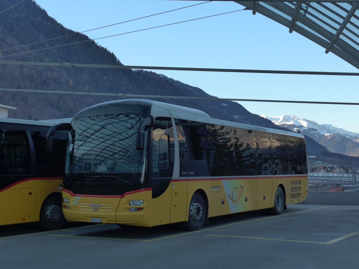 (167'599) - PostAuto Graubnden - GR 162'991 - MAN am 5. Dezember 2015 in Chur, Postautostation