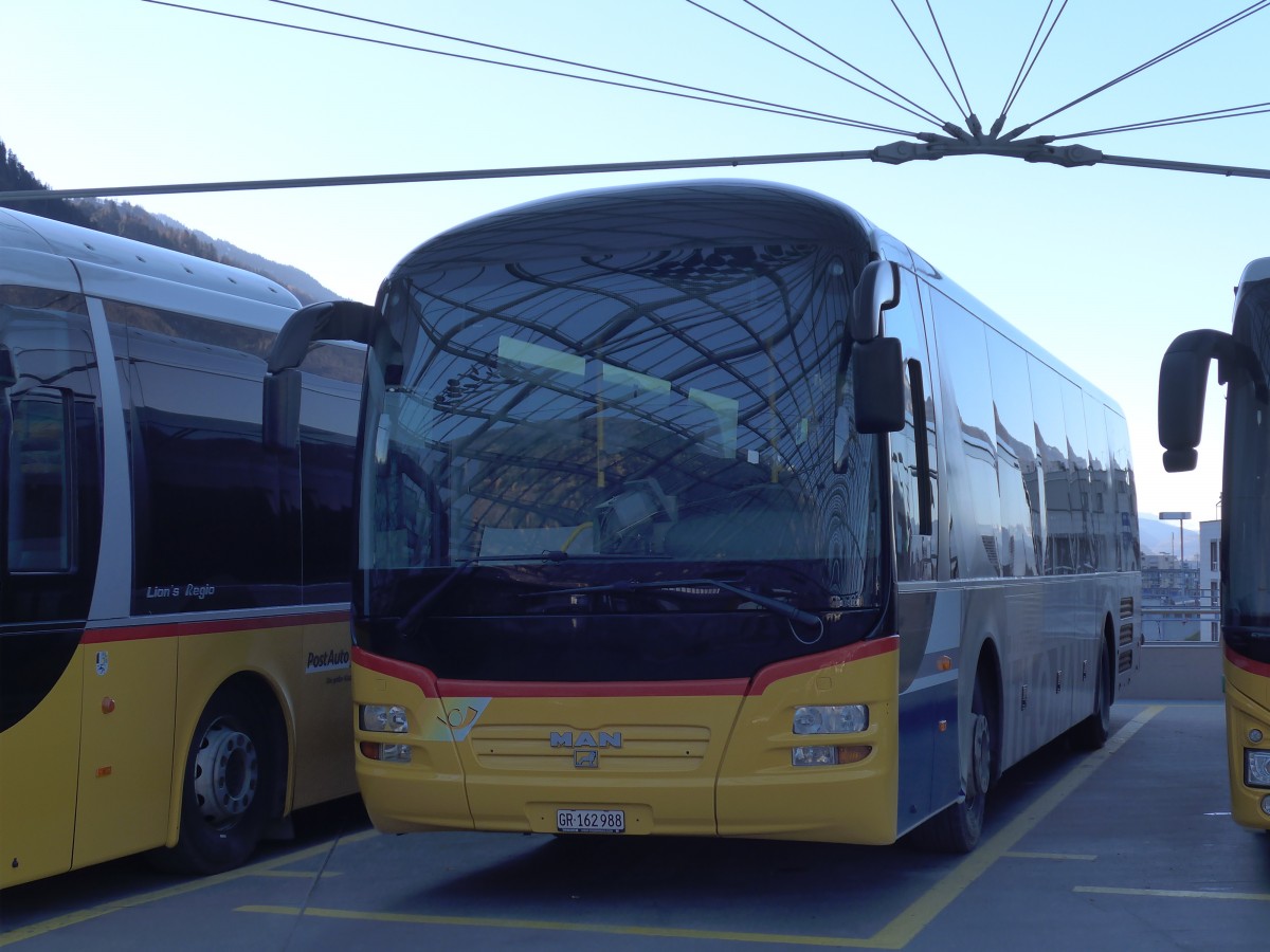 (167'668) - PostAuto Graubnden - GR 162'988 - MAN am 5. Dezember 2015 in Chur, Postautostation