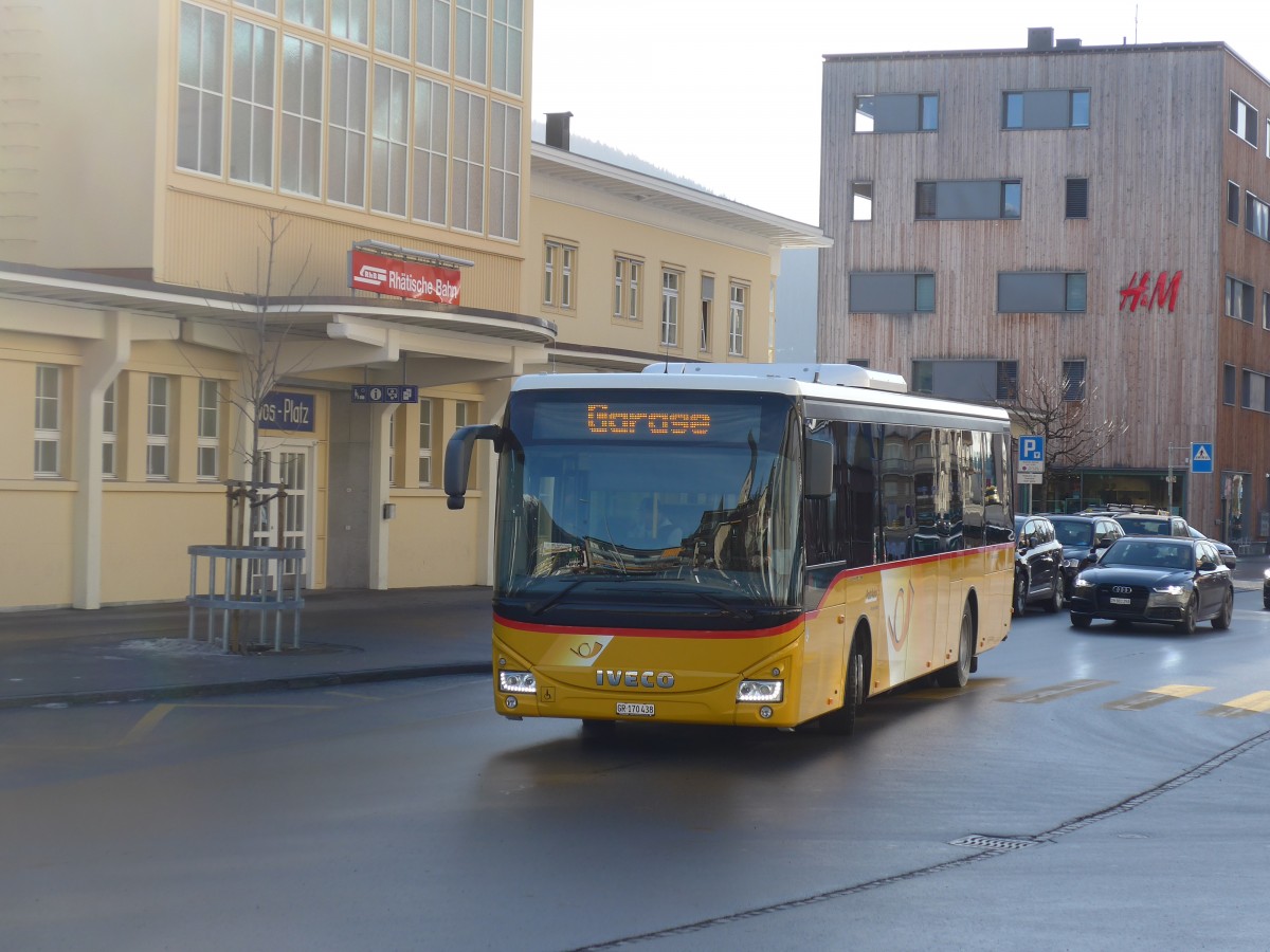 (167'817) - PostAuto Graubnden - GR 170'438 - Iveco am 19. Dezember 2015 beim Bahnhof Davos Platz