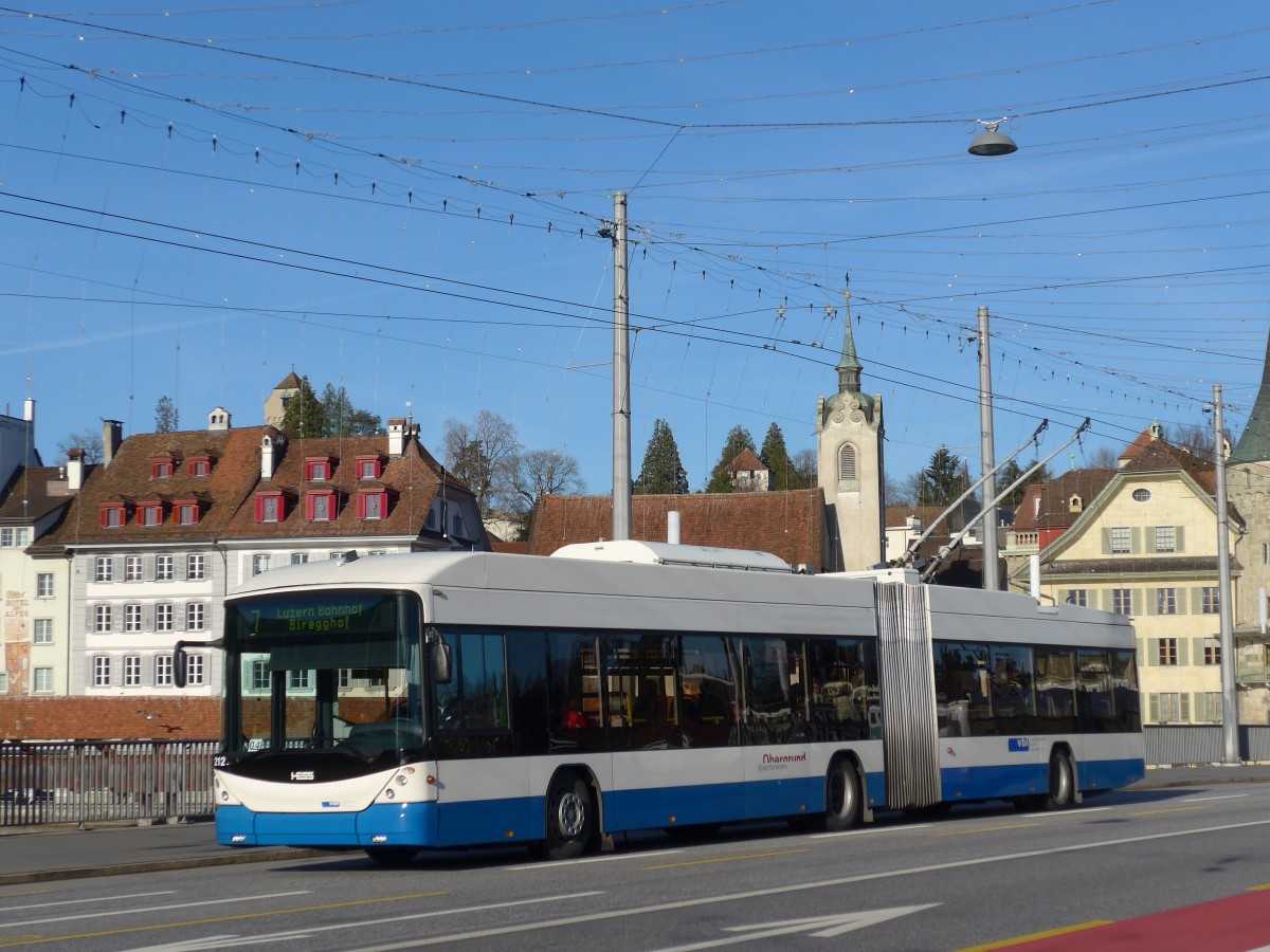 (167'923) - VBL Luzern - Nr. 212 - Hess/Hess Gelenktrolleybus am 25. Dezember 2015 in Luzern, Bahnhofbrcke