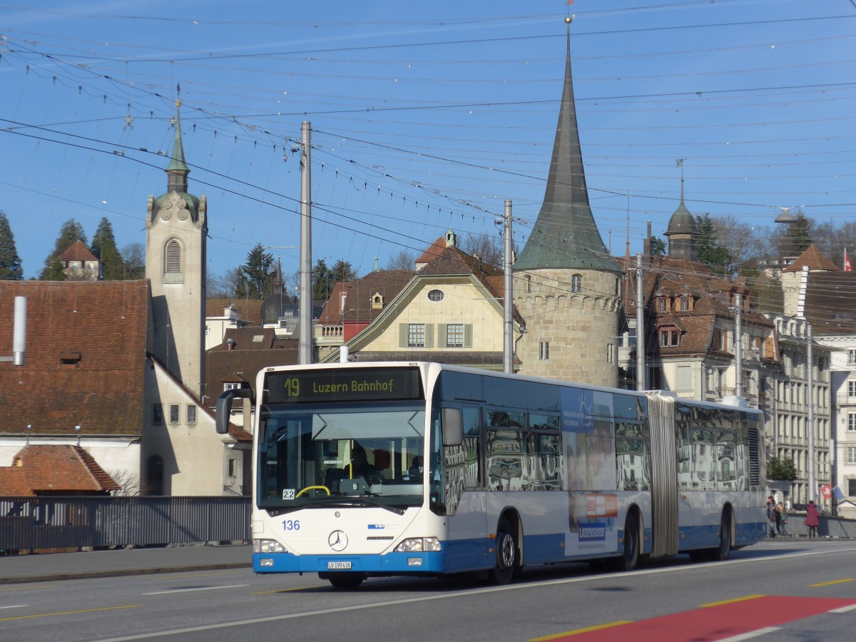 (167'945) - VBL Luzern - Nr. 136/LU 199'436 - Mercedes am 25. Dezember 2015 in Luzern, Bahnhofbrcke