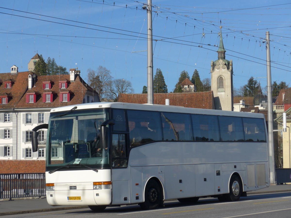 (167'947) - Aus Holland: ??? - BH-GF-76 - Van Hool am 25. Dezember 2015 in Luzern, Bahnhofbrcke