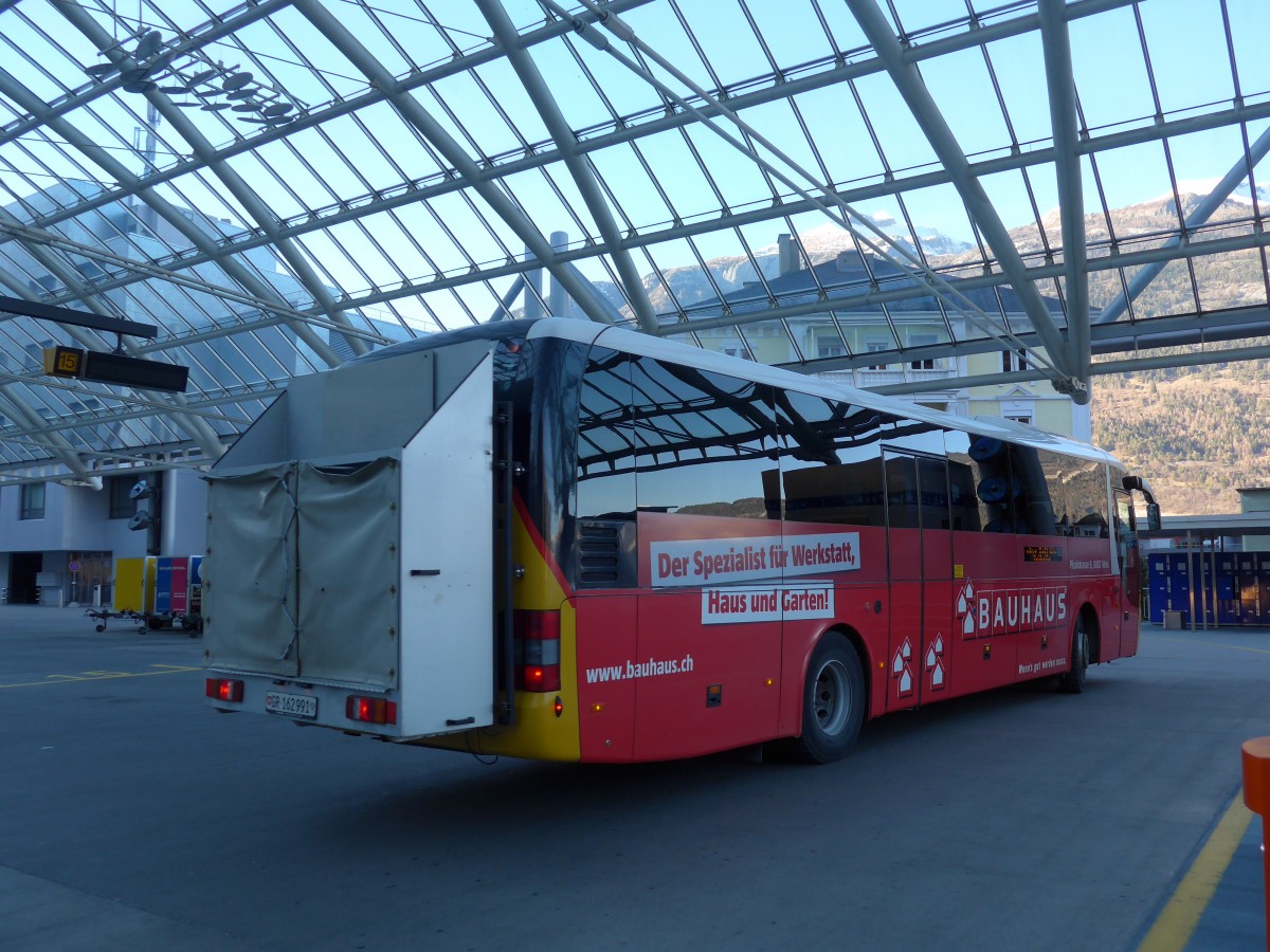 (168'026) - PostAuto Graubnden - GR 162'991 - MAN am 26. Dezember 2015 in Chur, Postautostation