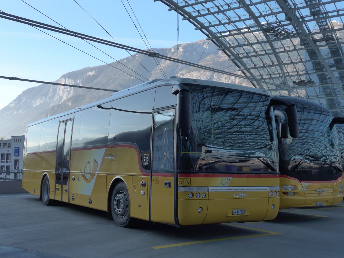 (168'108) - PostAuto Graubnden - GR 107'702 - Van Hool am 29. Dezember 2015 in Chur, Postautostation