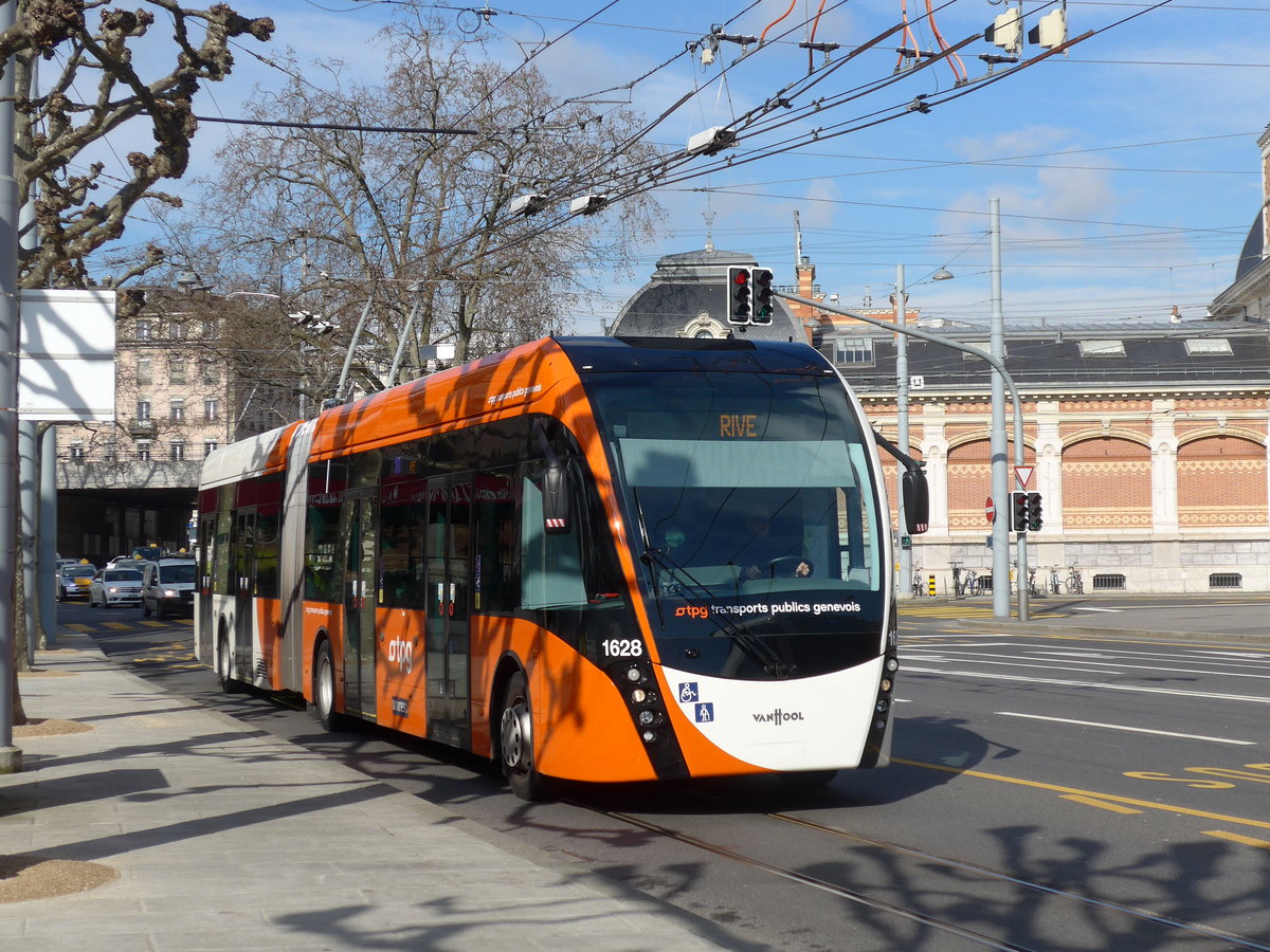 (169'107) - TPG Genve - Nr. 1628 - Van Hool Gelenktrolleybus am 7. Mrz 2016 in Genve, Place des Vingt-Deux-Cantons