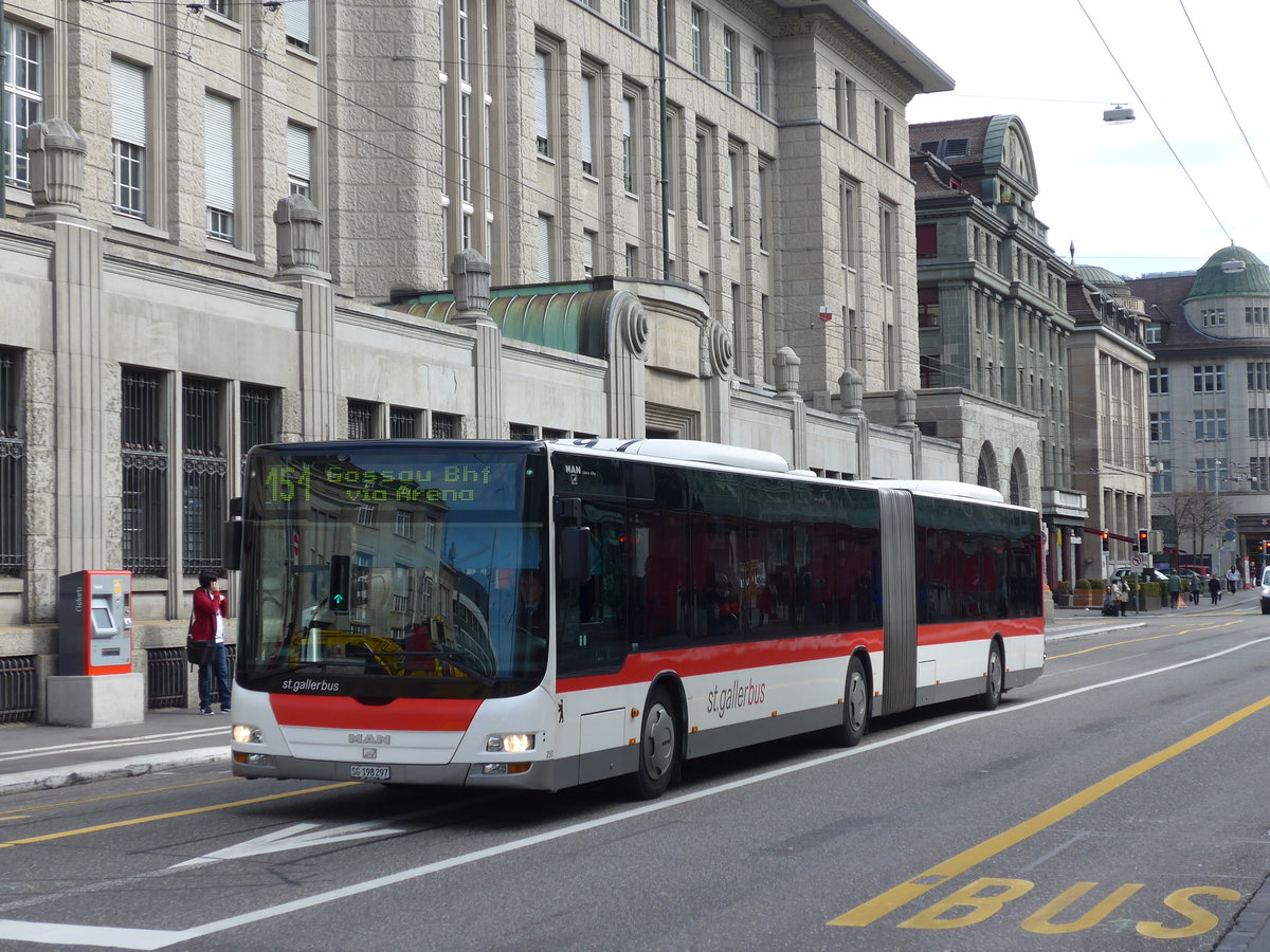 (169'874) - St. Gallerbus, St. Gallen - Nr. 297/SG 198'297 - MAN am 12. April 2016 beim Bahnhof St. Gallen (prov. Haltestelle)