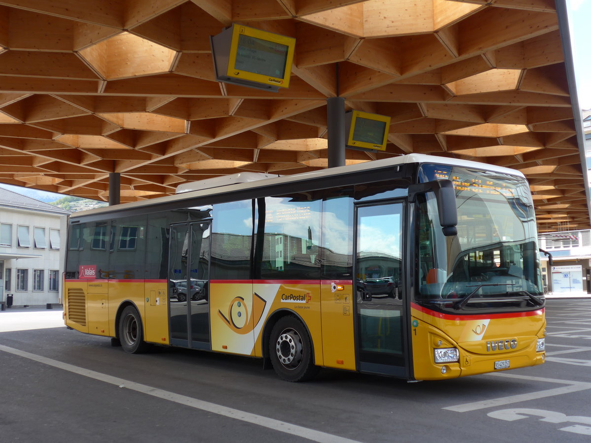 (170'223) - PostAuto Wallis - Nr. 1/VS 429'257 - Iveco am 24. April 2016 beim Bahnhof Sion