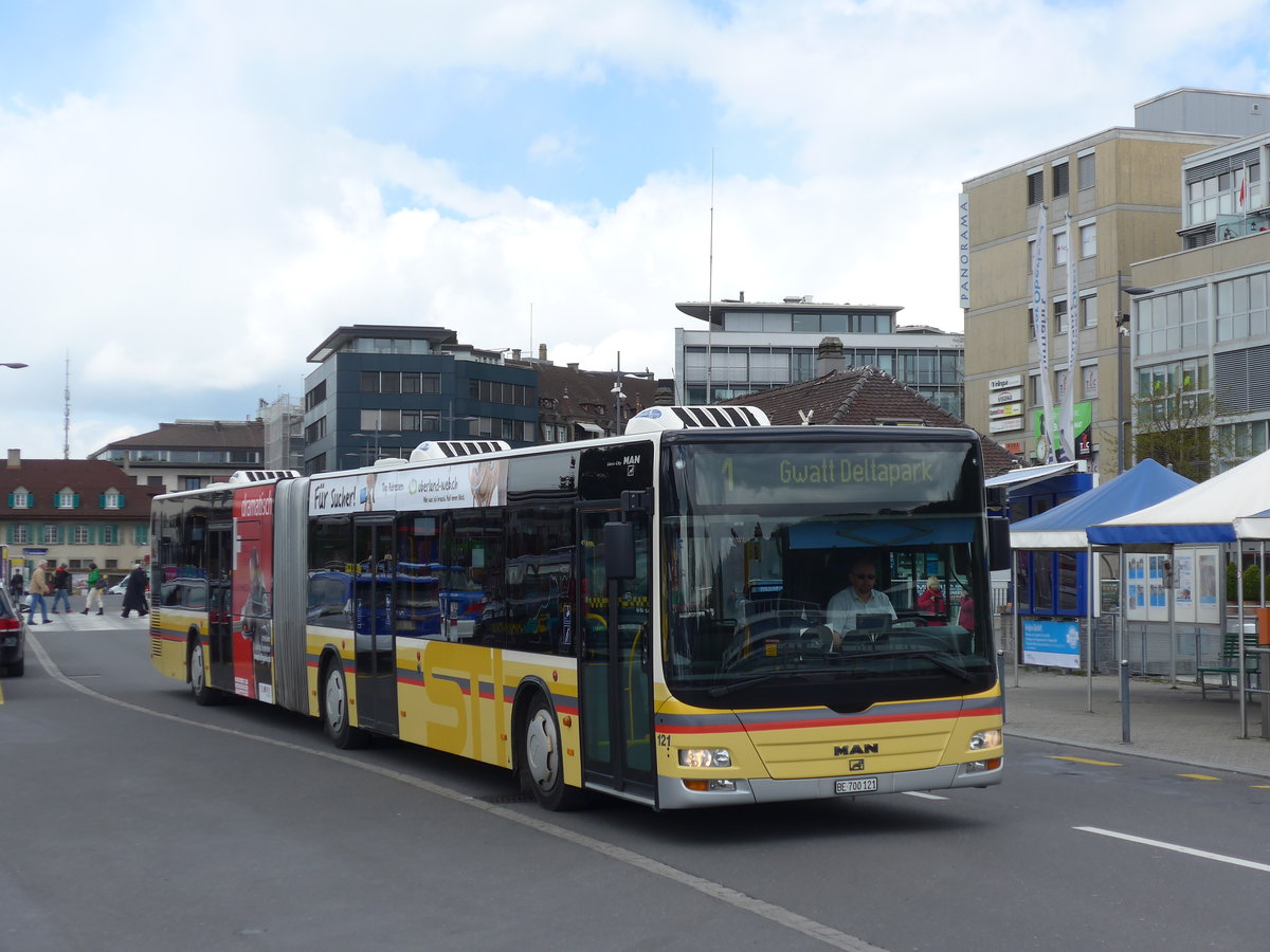 (170'239) - STI Thun - Nr. 121/BE 700'121 - MAN am 27. April 2016 beim Bahnhof Thun