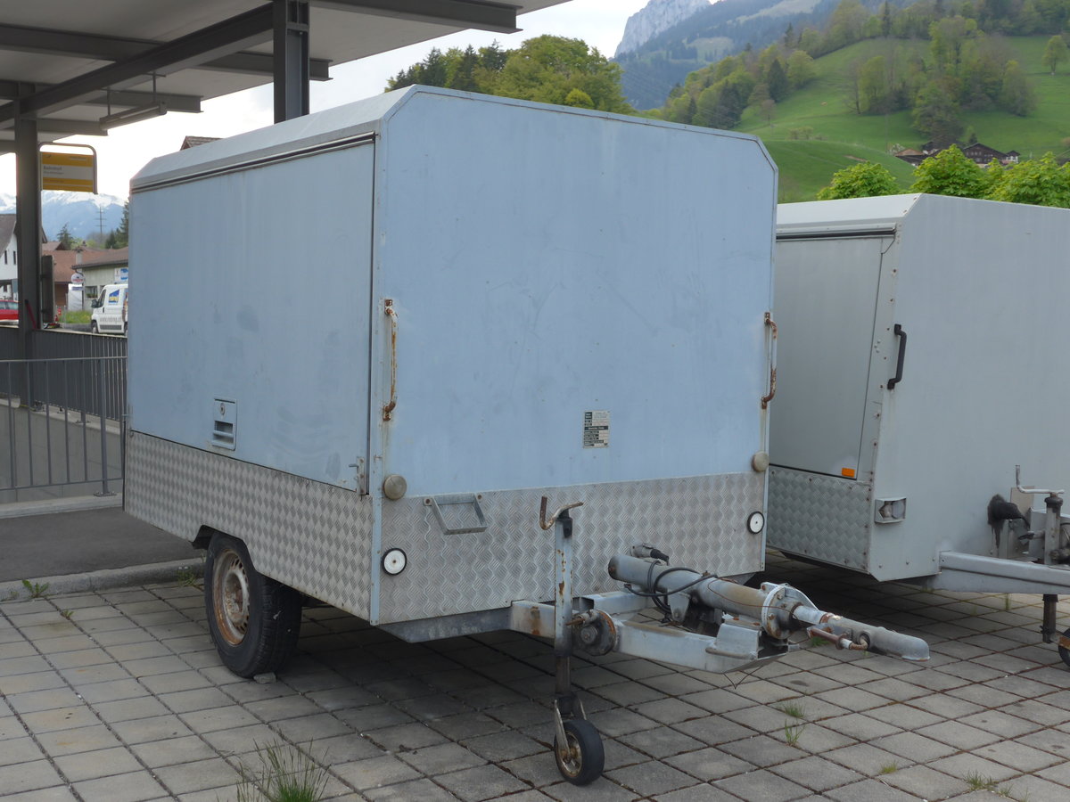 (170'381) - Spring, Schwenden - BE 196'874 - Gowa Gepckanhnger am 7. Mai 2016 beim Bahnhof Oey-Diemtigen