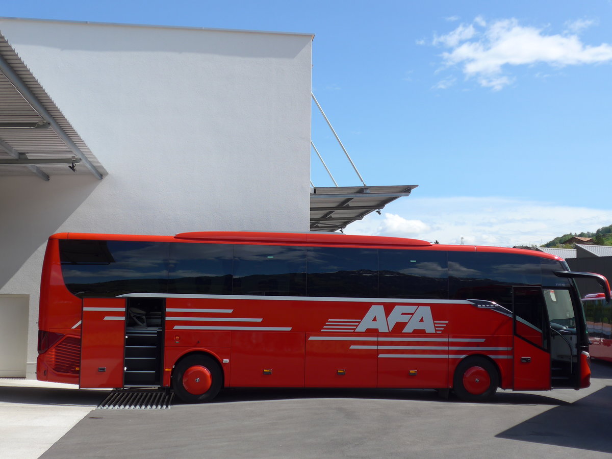 (170'422) - AFA Adelboden - Nr. 15/BE 26'702 - Setra am 10. Mai 2016 in Frutigen, Garage