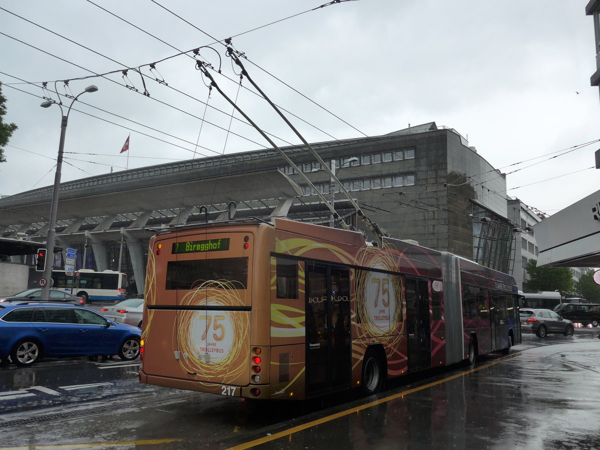 (170'882) - VBL Luzern - Nr. 217 - Hess/Hess Gelenktrolleybus am 14. Mai 2016 beim Bahnhof Luzern