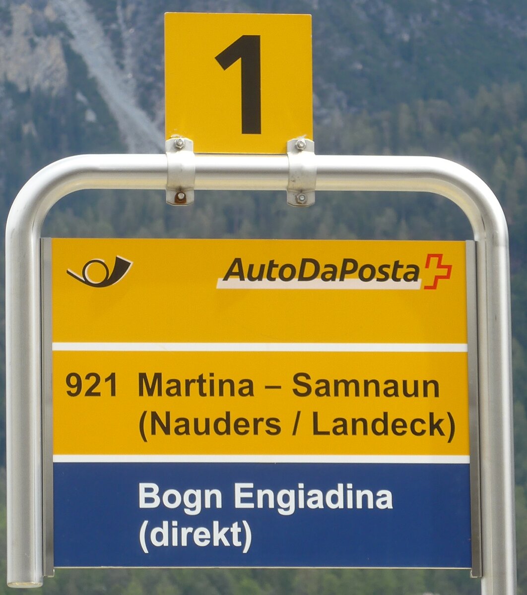 (170'921) - PostAuto-Haltestellenschild - Scuol-Tarasp, Bahnhof - am 16. Mai 2016