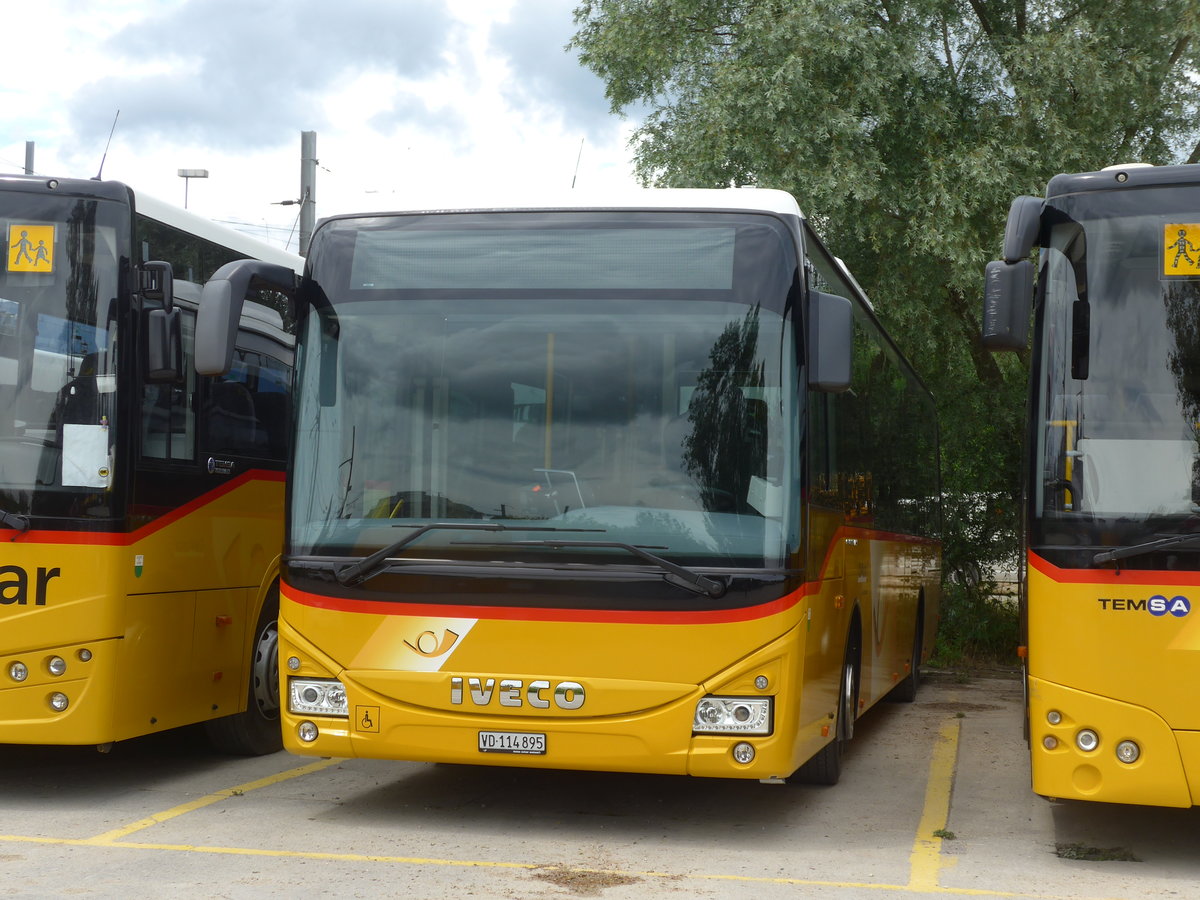 (172'162) - CarPostal Ouest - VD 114'895 - Iveco am 25. Juni 2016 in Yverdon, Garage