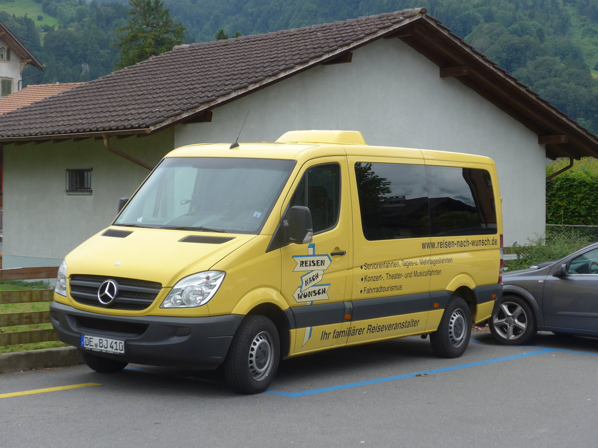 (172'519) - Aus Deutschland: Reisen nach Wunsch, Dessau - DE-BJ 410 - Mercedes am 26. Juni 2016 beim Bahnhof Wilderswil