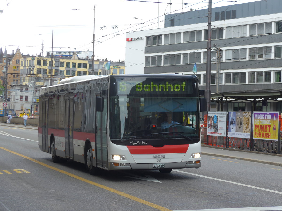 (172'617) - St. Gallerbus, St. Gallen - Nr. 254/SG 198'254 - MAN am 27. Juni 2016 beim Bahnhof St. Gallen (prov. Haltestelle)